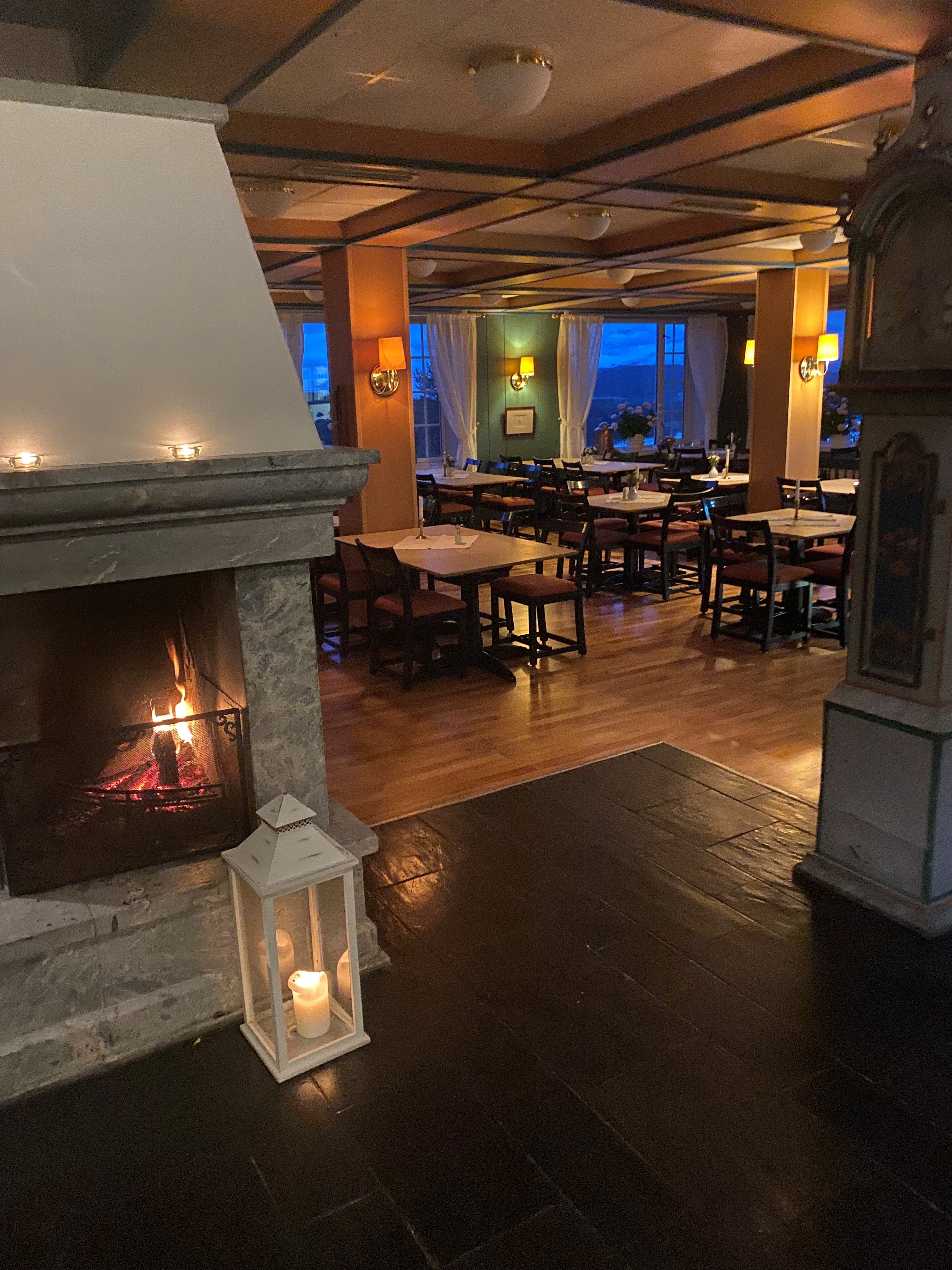 de open haard en lokale gerechten in restaurant Høyfjellshotell