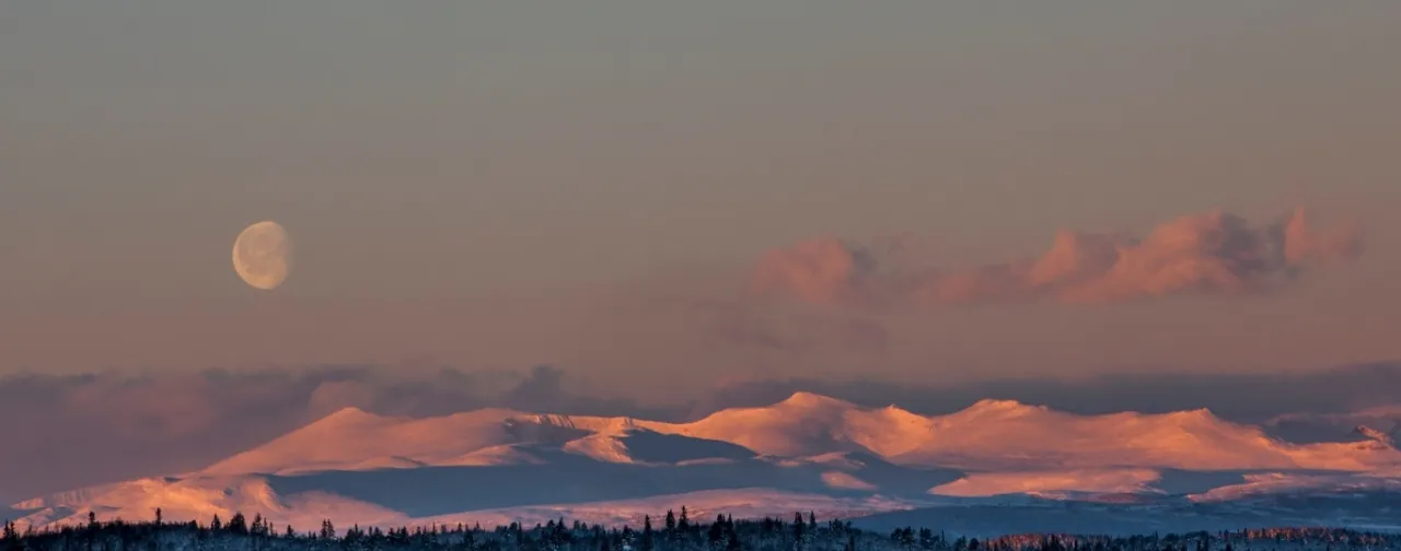en snødekt fjellkjede med snødekte åser