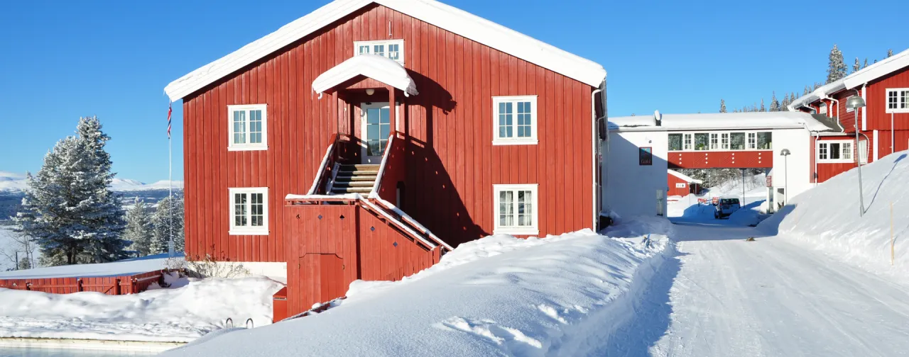 Gålå høgfjellshotell i vintersol.