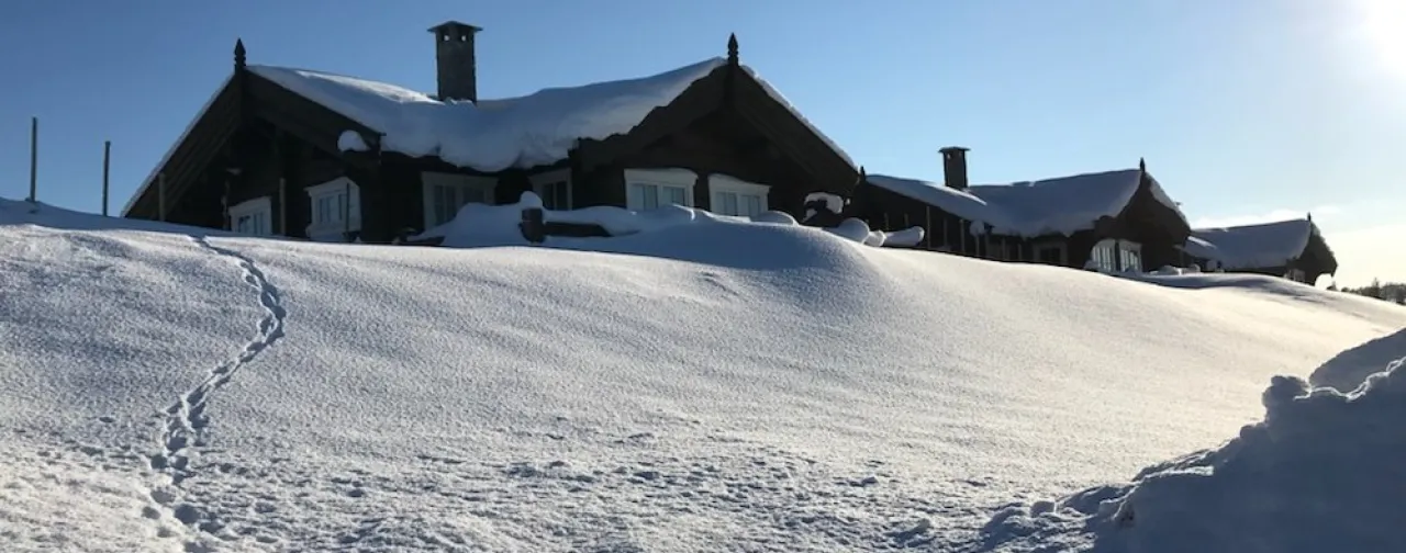 Gålå Glittertind, tatt fra utsiden mot skistadion, mye snø, sol 