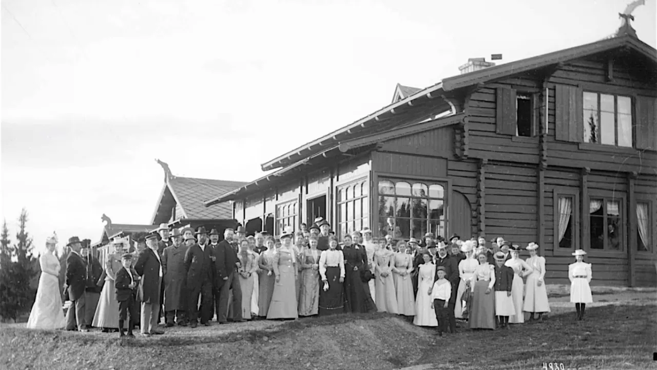 en gruppe mennesker som står foran en bygning