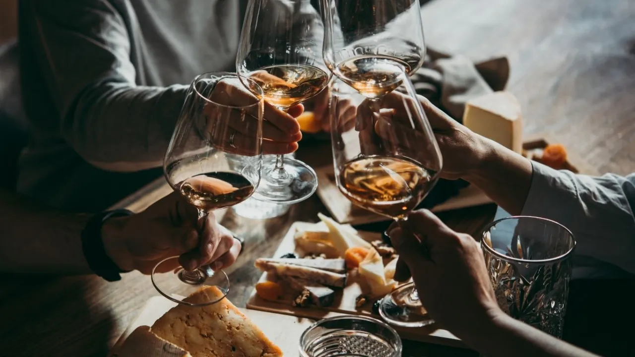 En gruppe mennesker som klirrer med vinglass