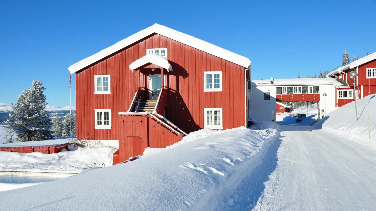 Gålå høgfjellshotell i vintersol.