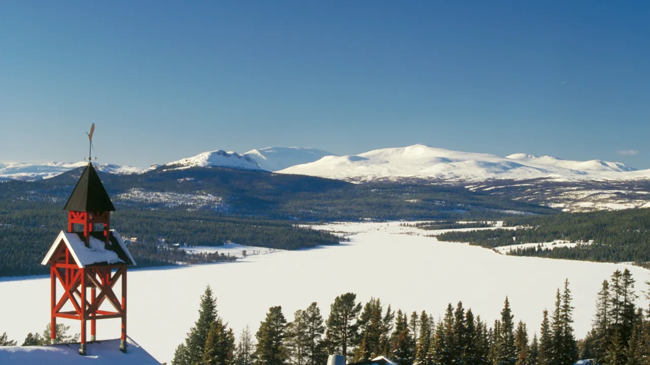 Vinterlandskap utsikt over Gålåvatnet og Feforkampen med fjell i bakgrunnen. Matklokke i front.