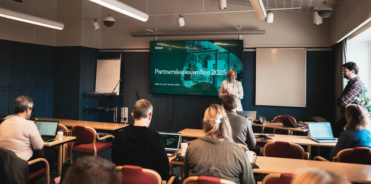 en person som står foran en skjerm