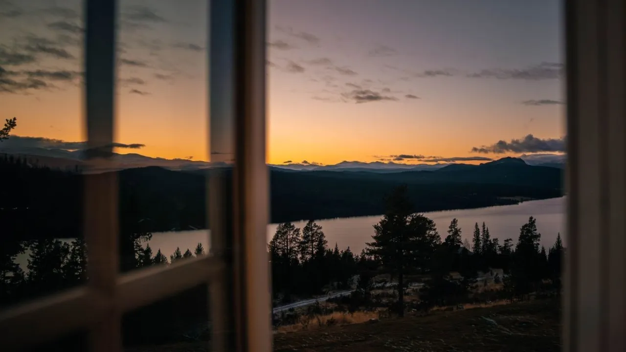 Utsikt over en innsjø fra et vindu