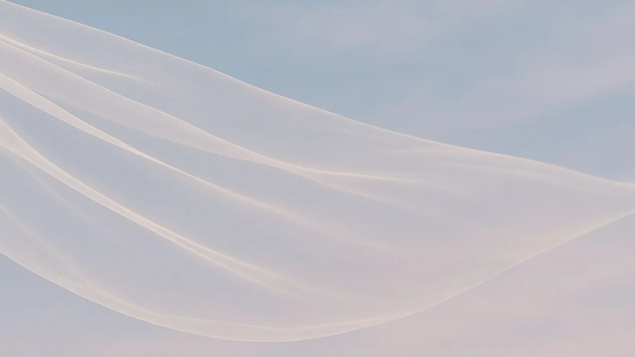 En hvit sanddyne med blå himmel