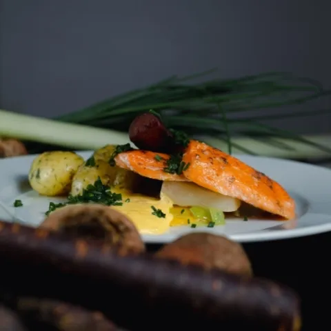 En tallerken mat med grønnsaker