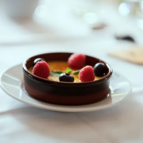 en bolle med frukt på en tallerken