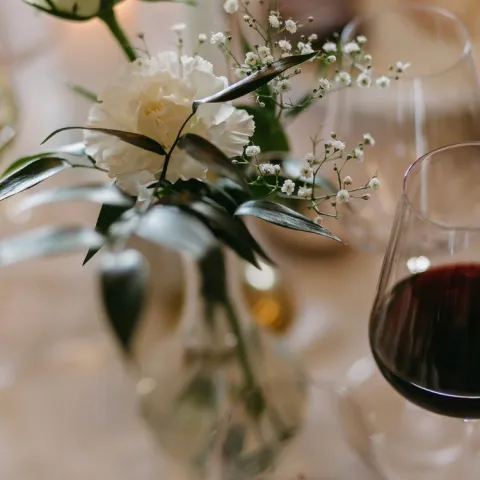 Nærbilde av et glass rødvin