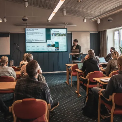 en person som står foran en skjerm