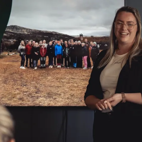 en person som står foran en stor skjerm