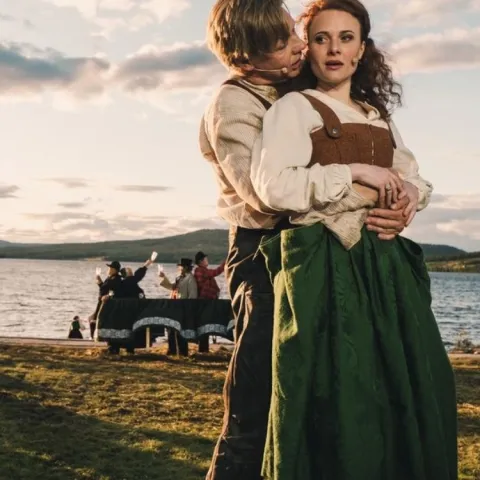 en person som klemmer en person i et plagg