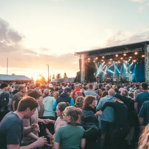 et uklart bilde av en persons ansikt