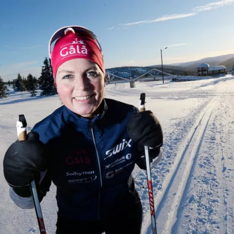 Et nærbilde av en person med et rødt bandana