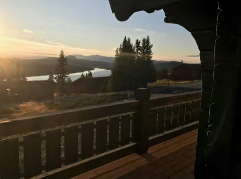 Utsikt fra veranda mot Gålåvatnet, Jotunheimer, solnedgang, stemning